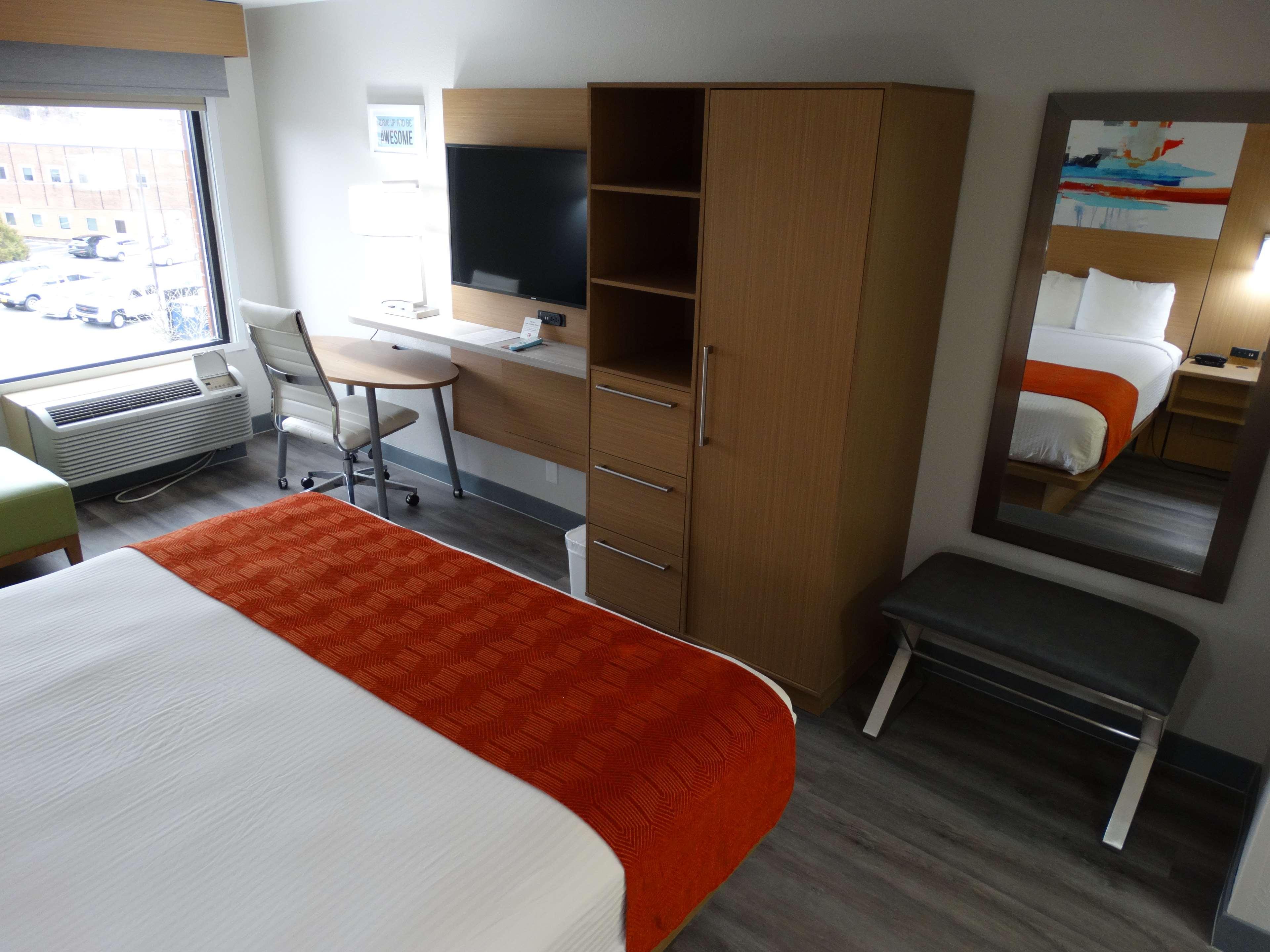 Best Western Plus Executive Hotel Richmond Dumbarton Bagian luar foto
