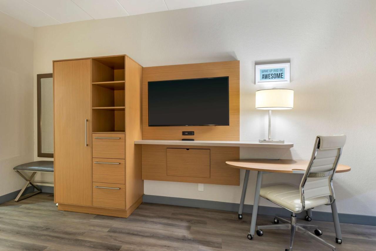 Best Western Plus Executive Hotel Richmond Dumbarton Bagian luar foto