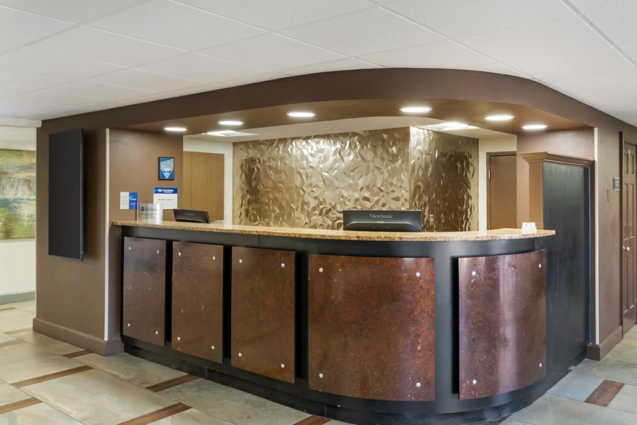 Best Western Plus Executive Hotel Richmond Dumbarton Bagian luar foto
