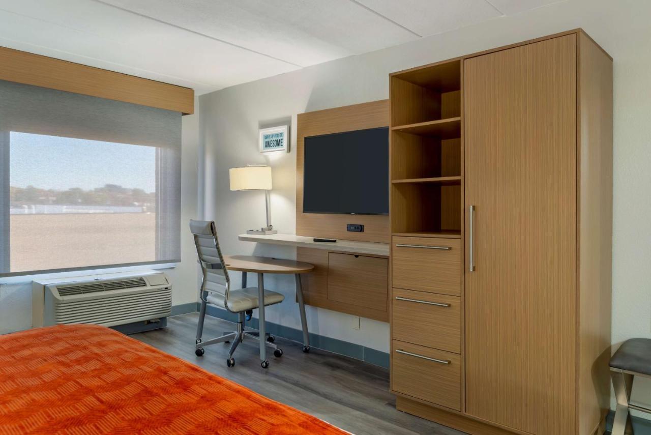 Best Western Plus Executive Hotel Richmond Dumbarton Bagian luar foto