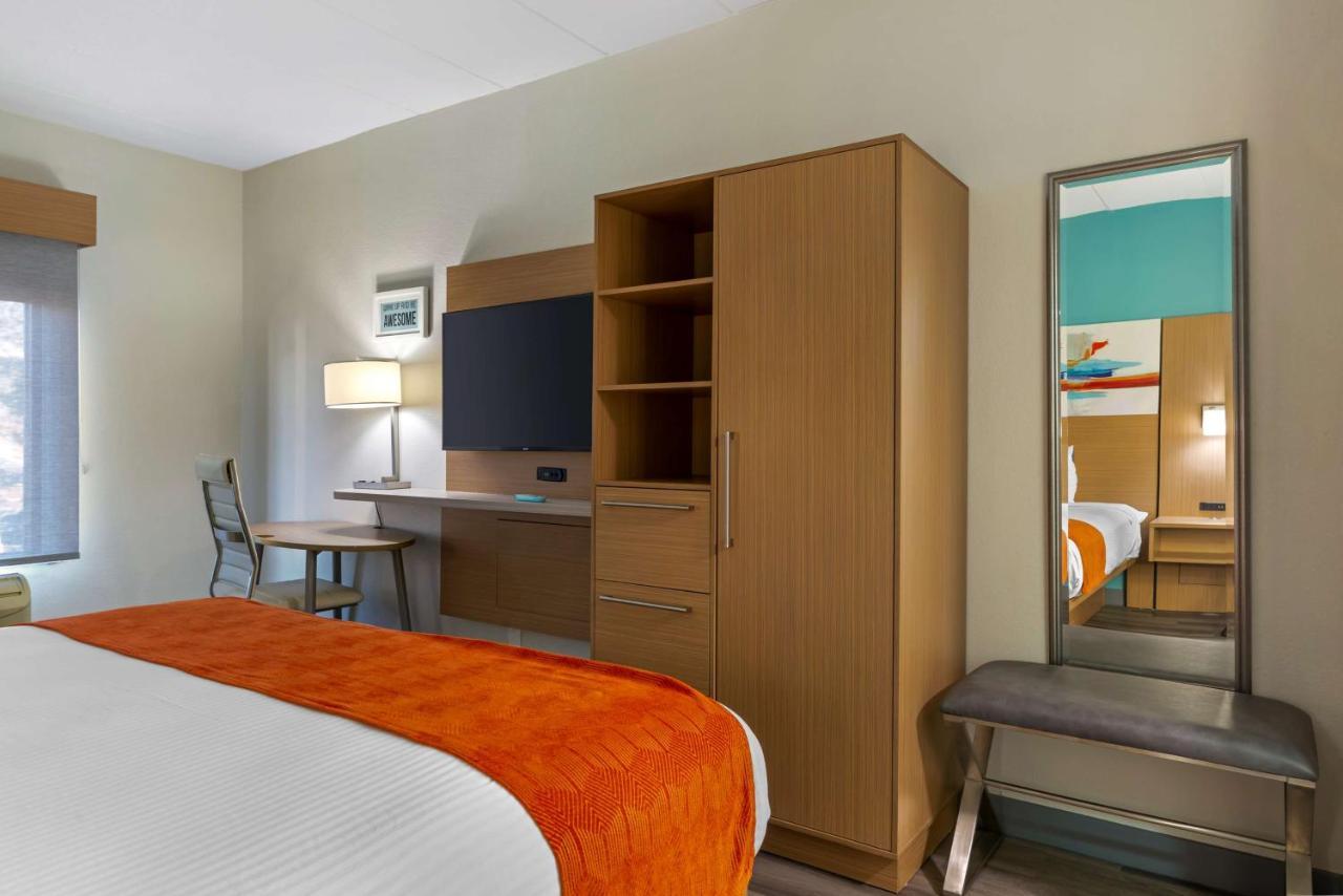 Best Western Plus Executive Hotel Richmond Dumbarton Bagian luar foto